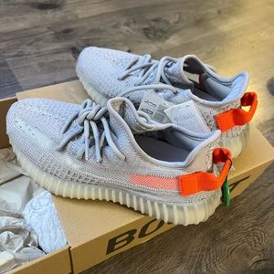 adidas Yeezy Boost 350 V2 Tail Light women 4.5